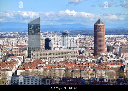 Lione (Francia centro-orientale): Panoramica della città dalla collina di Fourviere. Riva sinistra del fiume Rodano con i grattacieli del distretto di la P. Foto Stock