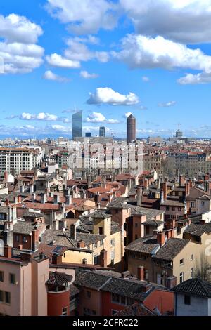 Lione (Francia centro-orientale): Panoramica della città dalla collina di Fourviere. In primo piano, il quartiere di Saint-Jean. Sullo sfondo, skyscra Foto Stock