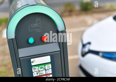 Irigny (Francia centro-orientale), 2020/02/28. Stazione di ricarica per auto elettriche accessibile con il Passo di Izivia, istituito da Izivia, filiale di EDF Foto Stock