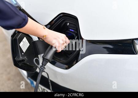 Irigny (Francia centro-orientale), 2020/02/28. Stazione di ricarica per auto elettriche accessibile con il Passo di Izivia, istituito da Izivia, filiale di EDF Foto Stock