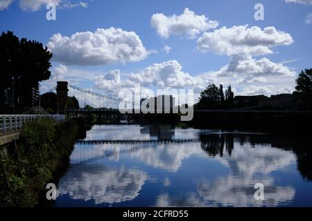 Fiume Clyde (Broomielaw, centro città) in una giornata di sole. Riflessi nuvola sull'acqua. Glasgow. Agosto 2020. Foto Stock
