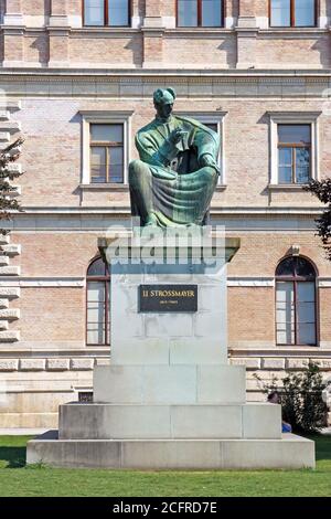 ZAGABRIA, CROAZIA – 31 LUGLIO 2020: Statua del vescovo Strossmayer di Ivan Mestrovic, situata nel parco dietro l'Accademia croata delle scienze e delle arti, Zagabria, Foto Stock