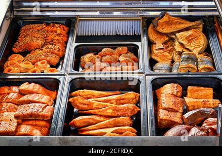 Pesce affumicato appena preparato in uno stand di vendita. Foto Stock