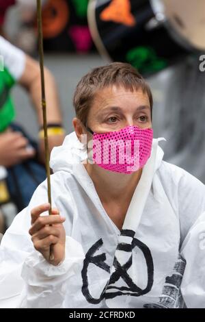 Ritratto del protestore in maschera facciale, manifestazione della ribellione estinzione fuori dal Dipartimento per i Trasporti, Londra, 3 settembre 2020 Foto Stock