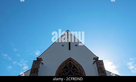 La facciata della chiesa è fatta di una prospettiva ad occhio di rana Foto Stock