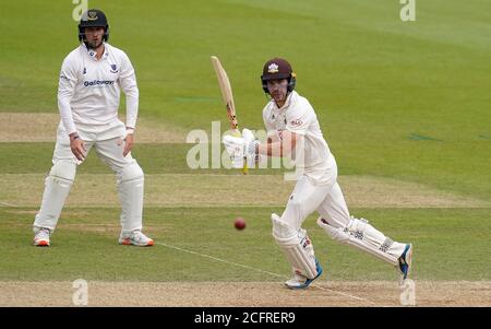 Surrey's Rory Burns batte durante il secondo giorno della partita del Bob Willis Trophy al Kia Oval, Londra. Foto Stock