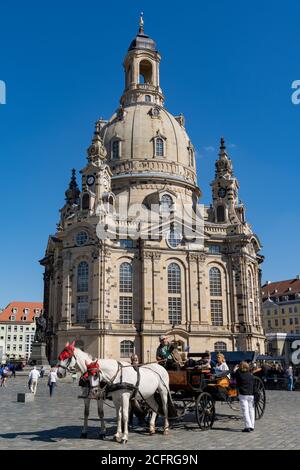 Dresda, Sassonia / Germania - 3 settembre 2020: Carrozza a cavallo di fronte alla chiesa Frauenkirche nel centro di Dresda Foto Stock