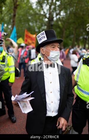 Uomo in top Hat alla manifestazione 'Carnival of Corruption' Extinction Rebellion, Londra, 3 settembre 2020 Foto Stock