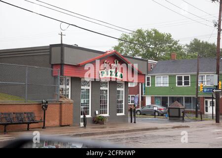 18 agosto 2020 - Sydney, Cape Breton, Canada: Il Kenny's Pizza si trova all'angolo tra Charlotte Street e Townsend Foto Stock