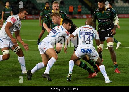 Northampton Saints lock David Ribbans (4) è affrontato da Exeter Chiefs mischia-mezzo Sam Hidalgo-Clyne (9) durante il campionato inglese, Gallagher Prem Foto Stock