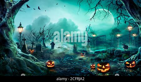 Jack o' Lanterne in cimitero nella notte Spooky - Sfondo di Halloween Foto Stock