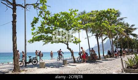 Passeggiata costiera di Copacabana, Rio de Janeiro, Brasile, 2019. La gente cammina dalla spiaggia di Copacabana lungo la strada acciottolata che conduce a Ipenema e LEB Foto Stock