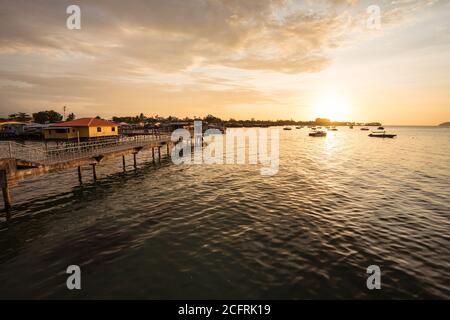 Kota Kinabalu / Malesia - 13 gennaio 2019: Bella vista del tramonto sul mare accanto al villaggio galleggiante Kampung Tanjung nella costa della città di Sabah Foto Stock