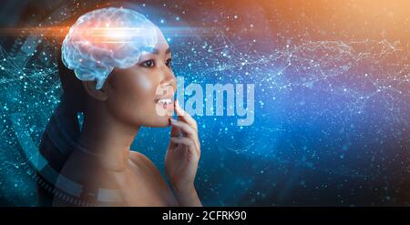 Intelligenza artificiale. Cusrious Asian Woman con cervello digitale incandescente sopra Abstract sfondo Foto Stock