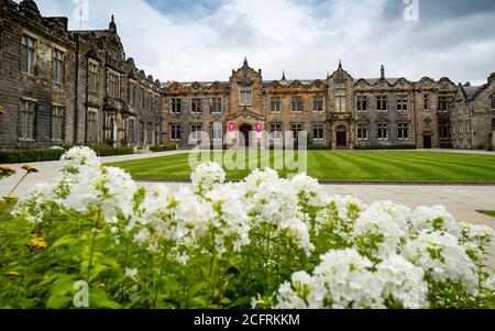 St Andrews, Scozia, Regno Unito. 7 settembre 2020. La settimana dei Freshers inizia all'Università di St Andrews a Fife. Questa settimana arrivano in città studenti stranieri e nazionali. Molti studenti sono accompagnati dai loro genitori e stavano esplorando l'antico campus universitario e le principali attrazioni della città. Nella foto, vista generale del quad di San Salvatore. Iain Masterton/Alamy Live News Foto Stock