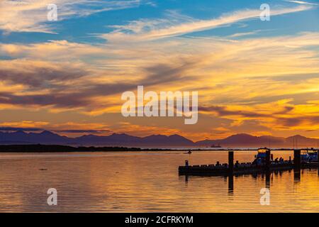 Tramonto a Steveston guardando ad ovest verso le montagne di Vancouver Isola British Columbia Canada Foto Stock