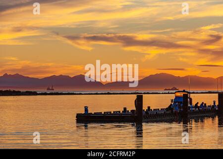 Tramonto a Steveston guardando ad ovest verso le montagne di Vancouver Isola British Columbia Canada Foto Stock