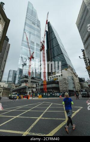 Londra, Regno Unito. 7 settembre 2020. La costruzione su 8 Bishopsgate continua nella città di Londra il lunedì a pranzo, che, prima della pandemia del coronavirus, sarebbe normalmente occupato con i lavoratori di ufficio. Il governo britannico ha indicato che è sicuro tornare al lavoro finché i datori di lavoro hanno reso i loro uffici Covid sicuro, ma molti lavoratori stanno scegliendo di continuare a lavorare da casa. Credit: Stephen Chung / Alamy Live News Foto Stock