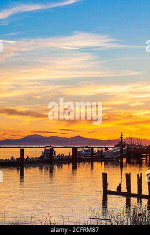 Tramonto a Steveston guardando ad ovest verso le montagne di Vancouver Isola British Columbia Canada Foto Stock