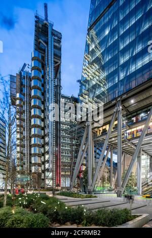 Guardando a sud-ovest, attraversate Aviva Plaza sulla St. Mary Axe fino a Fenchurch Street, con l'edificio Leadenhall sulla destra. Lloyd's Building, Londra, Unite Foto Stock
