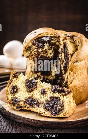 ​​panettone a fette, pane o torta di Natale ripiena di cioccolato, tipico del Natale brasiliano e italiano Foto Stock