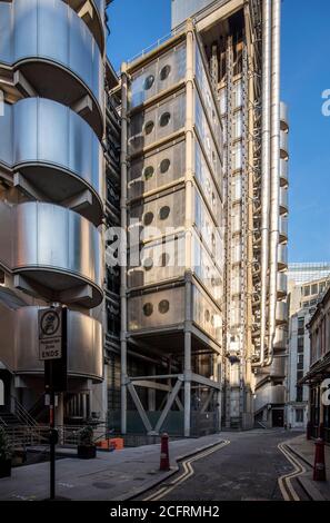 Vista dal mercato di Leadenhall verso est, con scalinata esterna e baccelli di gabinetto. Lloyd's Building, Londra, Regno Unito. Architetto: Rogers Stirk Foto Stock