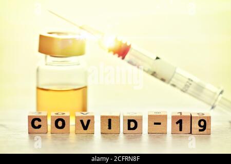 Siringa e vaccino corona, vaccinazione COVID-19 Foto Stock