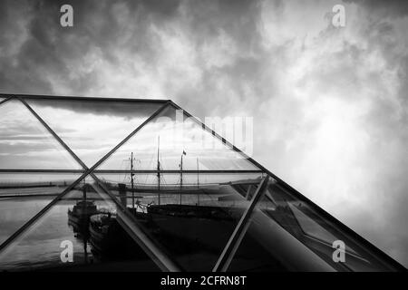 HELSINGOR, DANIMARCA - 05 SETTEMBRE 2020: Una bella opera d'arte del moderno edificio della biblioteca con il porto della città riflesso nel vetro. Foto Stock