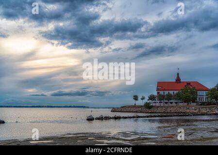 LANDSKRONA, SVEZIA - 25 AGOSTO 2020: Hotel sulla costa al tramonto in una serata estiva. Foto Stock