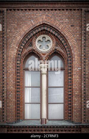 Una finestra di Landskrona Radhuset, il vecchio edificio del municipio della città. Foto Stock