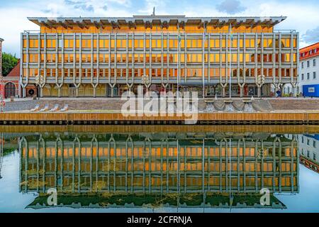 LANDSKRONA, SVEZIA - 25 AGOSTO 2020: Landskrona stadshuset, il moderno edificio del municipio della città. Foto Stock