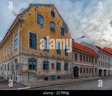 Scena di strada che mostra alcuni degli edifici più vecchi di Landskronas vicino al porto. Foto Stock