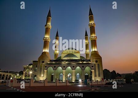 Al Farooq Omar bin al Khattab Moschea di notte Foto Stock