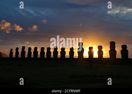 Alba su AHU Tongariki, Isola di Pasqua Foto Stock