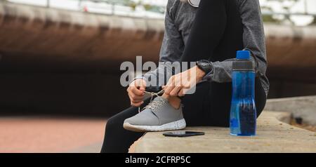 Donna che si esercita all'aperto in città Foto Stock