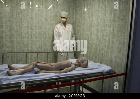 Mostra 'The Alien Autopsy' nel museo e centro di ricerca di Roswell UFO, New Mexico, USA. Scena con manichini di corpo alieno giacente sul trolley accanto al medico Foto Stock