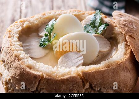 Zurek. Zuppa tradizionale polacca su tavolo di legno Foto Stock