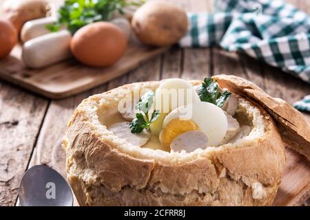 Zurek. Zuppa tradizionale polacca su tavolo di legno Foto Stock