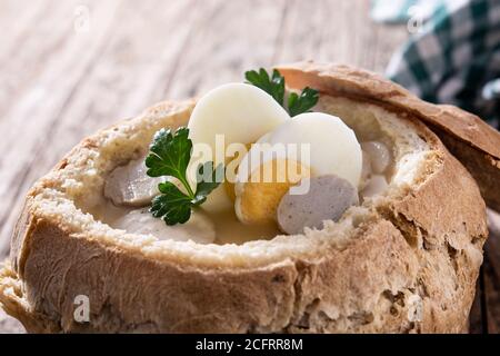 Zurek. Zuppa tradizionale polacca su tavolo di legno Foto Stock