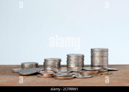 Coins Tower (denaro tailandese) su tavola di legno, business e risparmio di denaro concetto [sfocatura e fuoco selettivo sfondo] Foto Stock