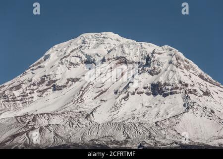 grande montagna coperta di neve con fondo cielo blu chiaro Foto Stock
