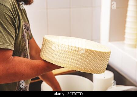 Fare il formaggio in modo tradizionale alla piccola produzione fattoria Foto Stock