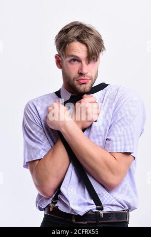 Stile nerdish e concetto giovanile. Uomo o studente con setole e viso timido in camicia a plaid. Uomo con capelli discrete e disordinati isolato su sfondo bianco. Nerd o bookworm che indossa sospetti. Foto Stock