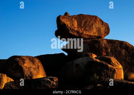 Le rocce di bilanciamento nello Zimbabwe Foto Stock