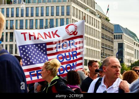 Berlino, Germania, 29 agosto 2020: Dimostratore ringrazia l'America per l'aiuto e il sostegno Foto Stock
