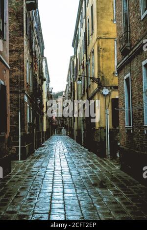 Atmosfera intorno al Festival Internazionale del Cinema di Venezia lunedì 7 settembre 2020 ai Giardini della Biennale di Venezia. Un uomo che cammina per le strade bagnate. Foto di Julie Edwards. Foto Stock