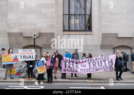 I sostenitori del fondatore di Wikileaks Julian Assange protestano al di fuori della corte di Londra Old Bailey mentre la sua lotta contro l'estradizione negli Stati Uniti è ripresa, il 7 settembre 2020, a Londra, Inghilterra. Assange è stato nel carcere di Belmarsh per 16 mesi ed è voluto per la pubblicazione di documenti classificati nel 2010 e 2011. Se condannato negli Stati Uniti, deve affrontare una possibile pena di 175 anni in carcere. Foto Stock