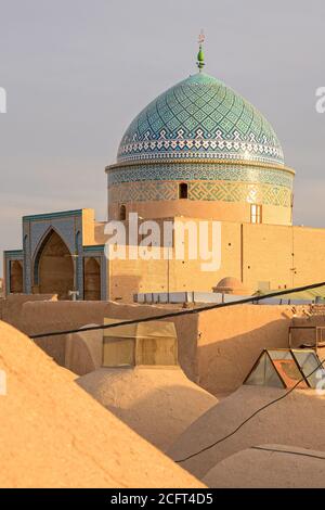 Vedute dello skyline di minareti e cupole di Yazd al tramonto, Iran Foto Stock