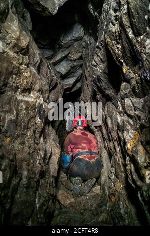 Un grande pacco di pietra nel tetto vicino all'ingresso di una vecchia miniera di piombo. Foto Stock