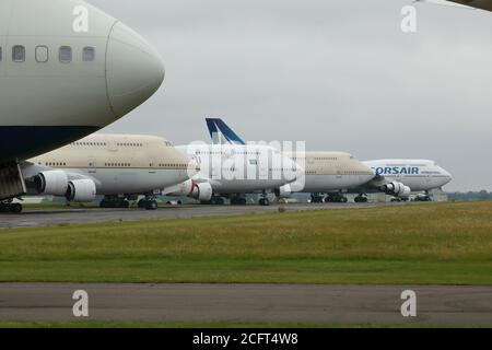 Una serie di 747 jumbo jet Boeing, ritirati dal servizio e in deposito presso l'aeroporto di Cotswold, Gloucestershire, Regno Unito. Foto Stock